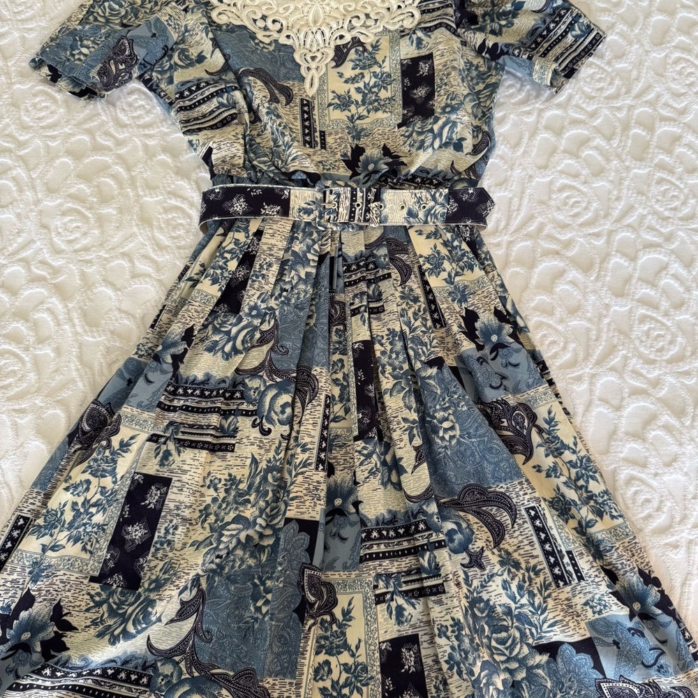 Vintage 80s/90s Women’s A line Patterned Midi Dress With Belt Size Medium